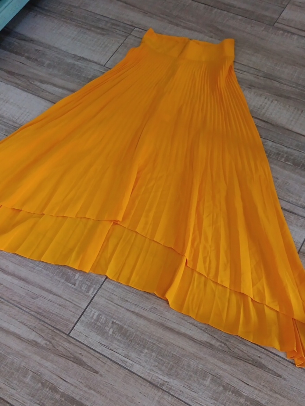 AMIR TAGHI..SILK PLEATED HI/LO SKIRT..SIZE 8